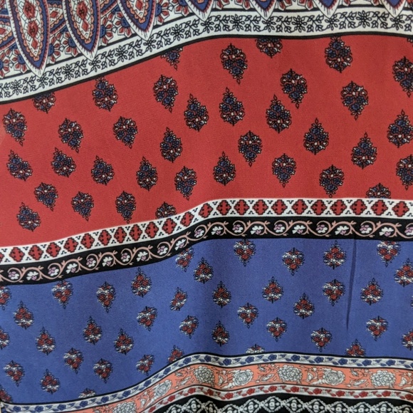 Mixed pattern V-neck top - Picture 3 of 6